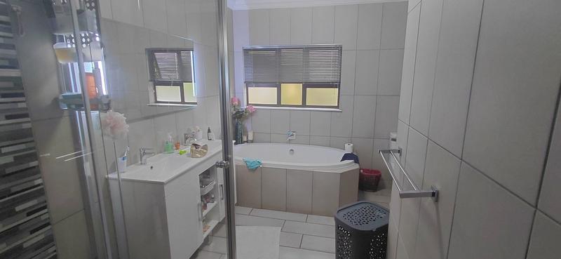4 Bedroom Property for Sale in Pellissier Free State